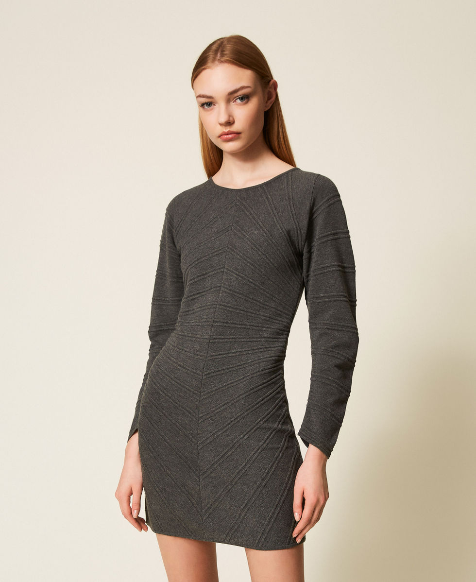 Kurzes Strickkleid mit erhabenem Dessin Mittelgrau-Melange Frau 252TP3133_12609_02