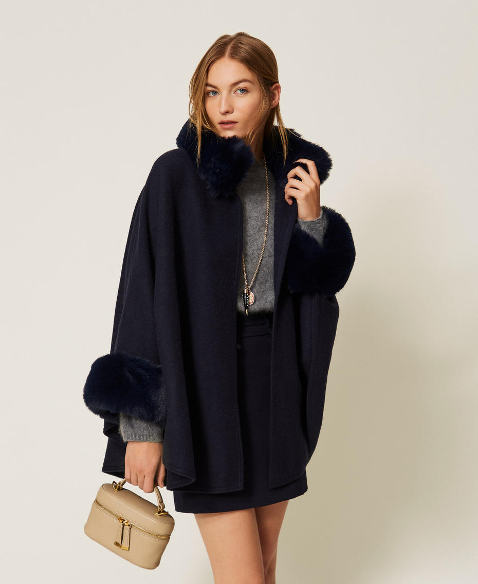 Poncho aus Tuch mit Kunstpelz Klassisches Blau Frau 262TO5730_11956_01
