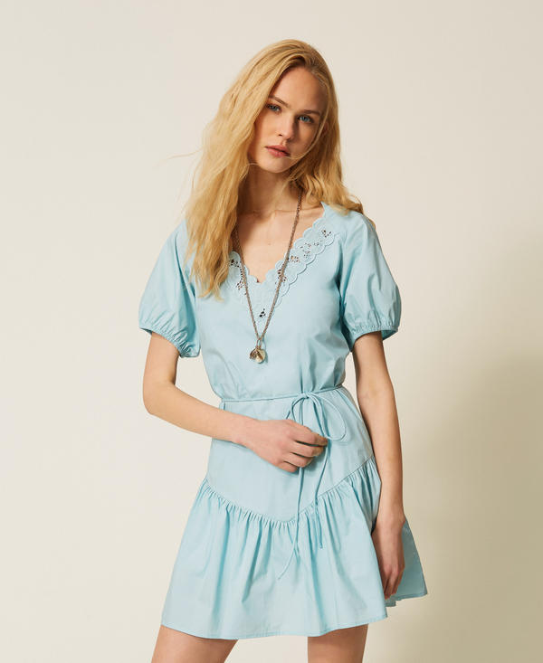 Kr&oacute;tka sukienka z popeliny z haftem angielskim