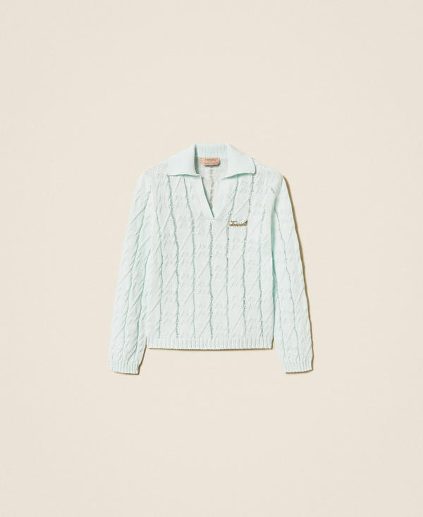 Pullover im Polostil mit Zopfmuster und Brosche