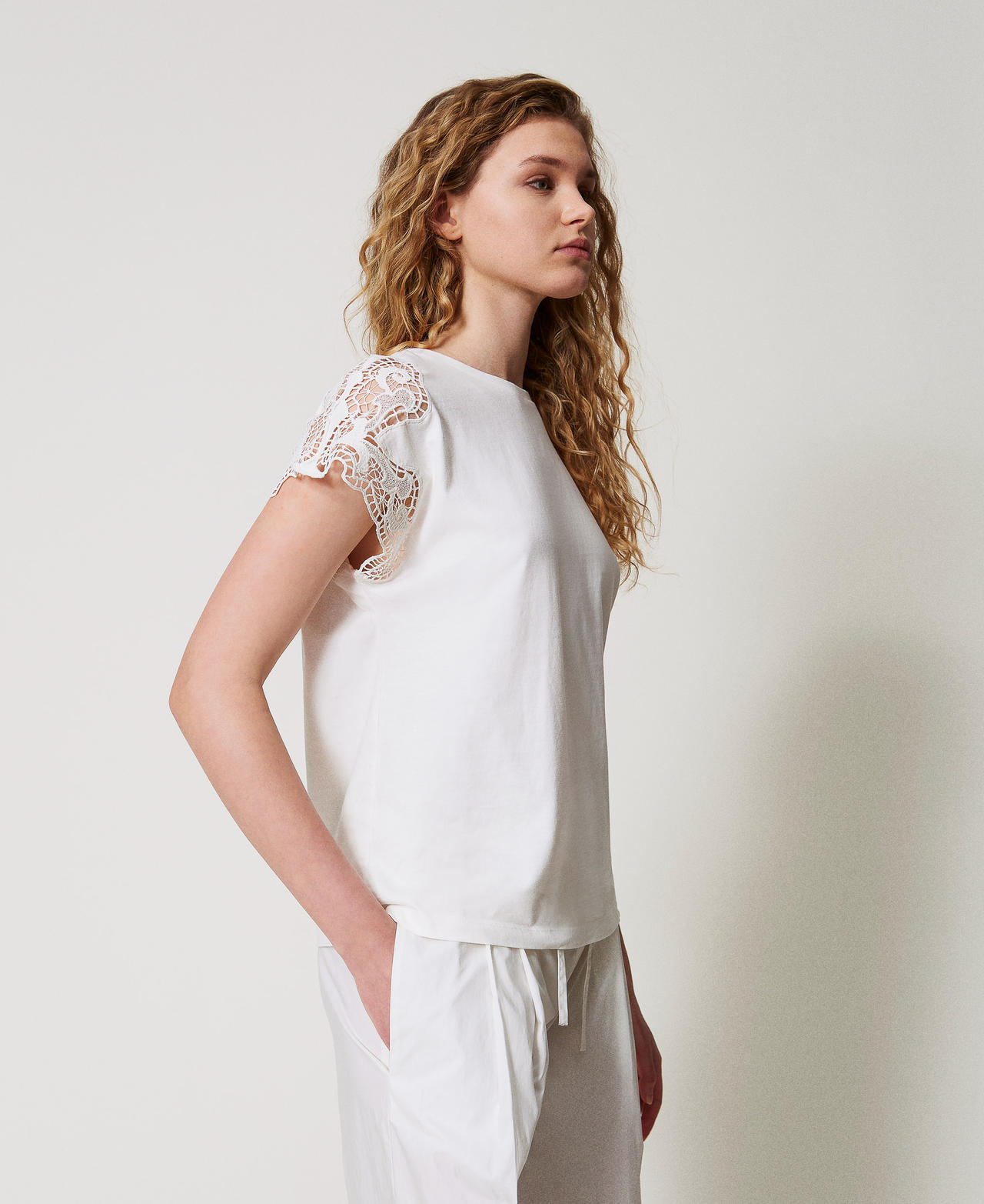 Regular fit T-shirt with lace White Woman 251TP2290_00001_02