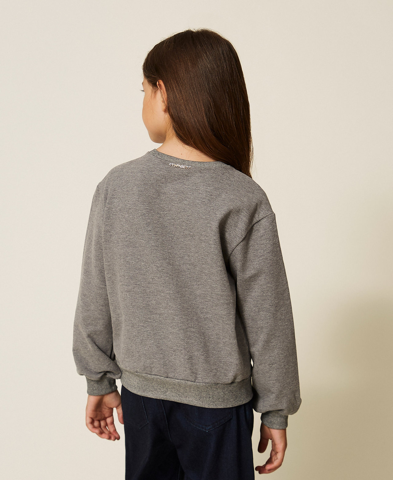 Sudadera baby con pomp&oacute;n en pelo sint&eacute;tico Gris Claro Jaspeado Ni&ntilde;a 262GB2030_12837_03
