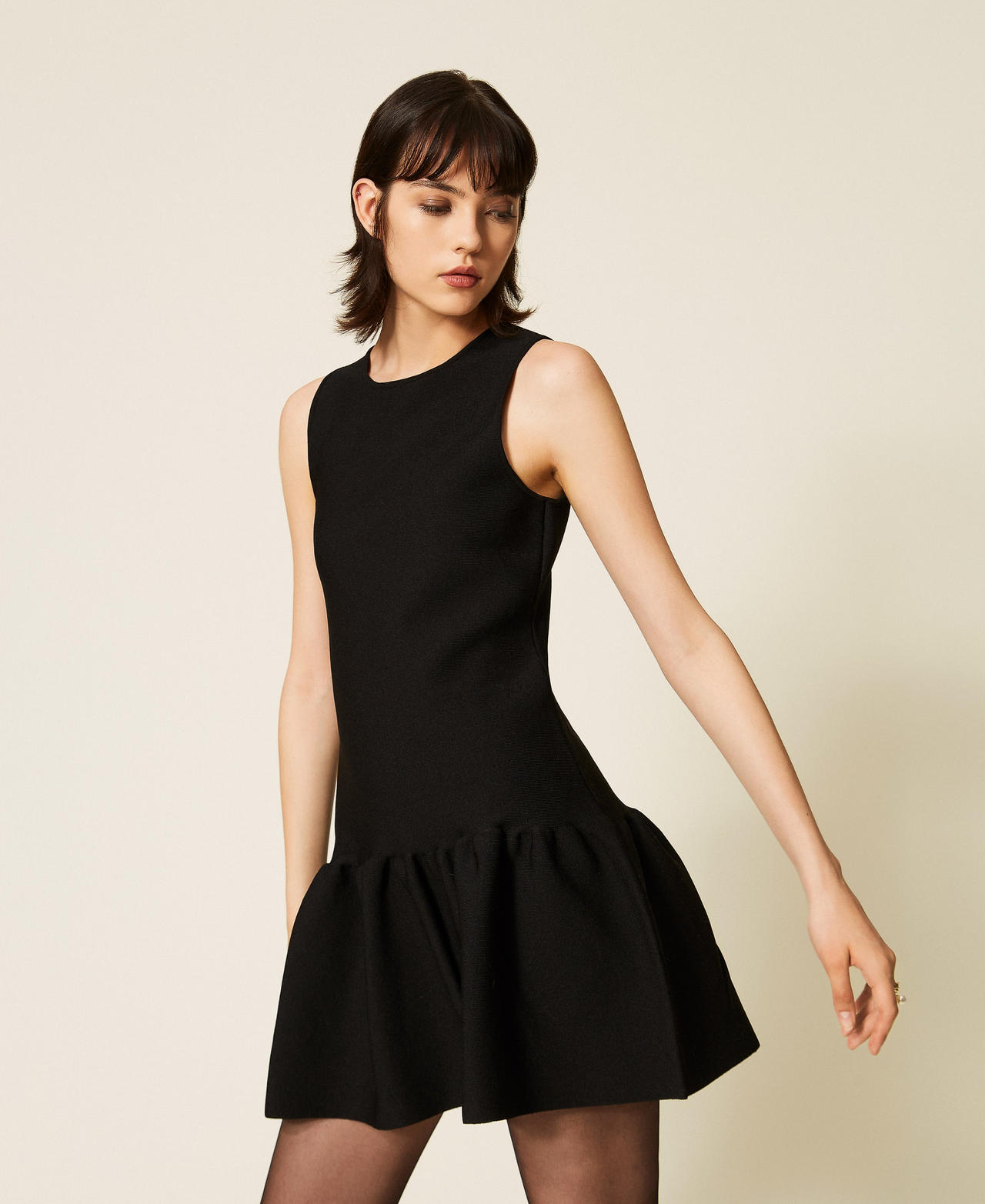 Robe courte en maille avec volant Noir Femme 262TP3144_00006_02