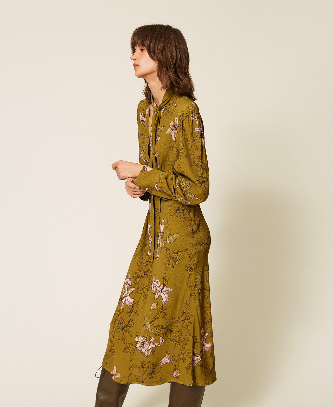 Floral cr&ecirc;pe de Chine midi dress Shiny Oil/Powder Rose Lily Print Woman 262LI2CSS_13929_02