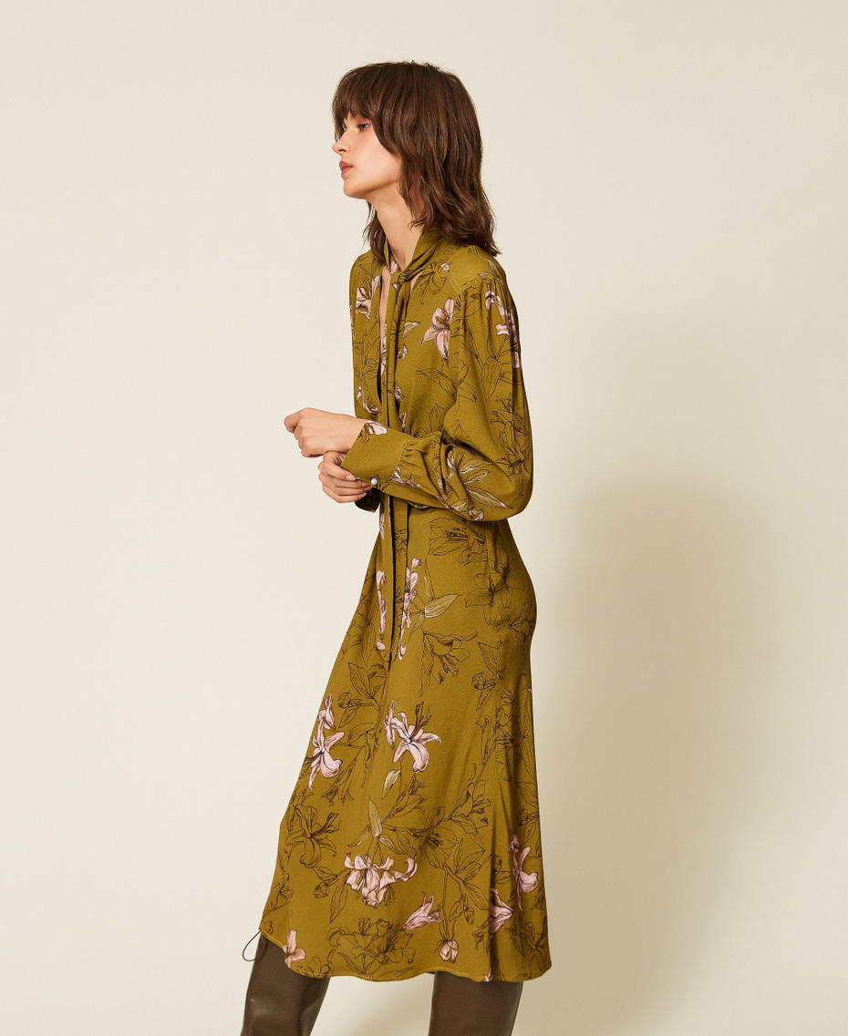 Midikleid aus Cr&ecirc;pe de Chine mit Blumendessin Lilienprint Shiny Oil / Powder Rose Frau 262LI2CSS_13929_02