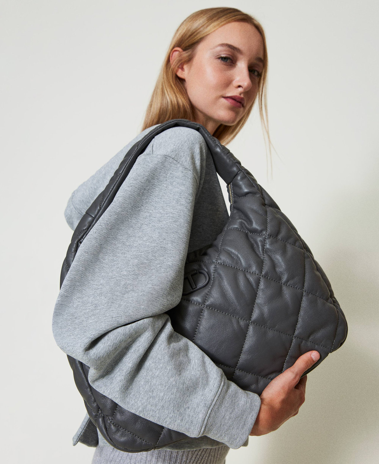 Große Hobo-Stepptasche mit Wattierung Steingrau Frau 242TB7350_00158_0S