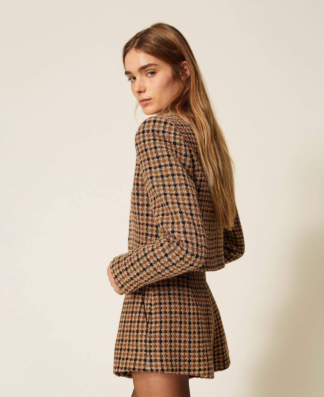 Spenzer-Jacke aus Boucl&eacute; mit Karomuster Boucl&egrave; Little Check Brown / "Nut"-Braun / Gold Frau 262TT2130_14022_02