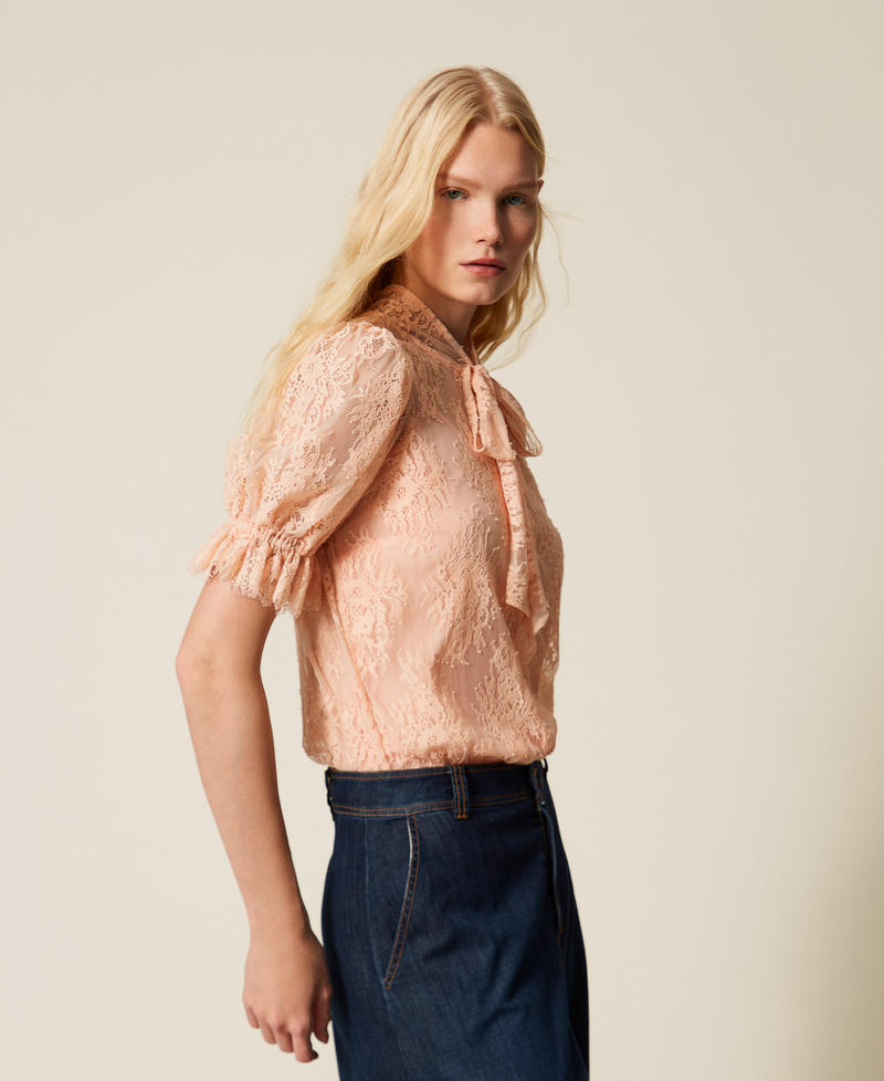 Camicia in pizzo con fiocco Rosa "Peach Pink" Donna 261TP2625_11750_02