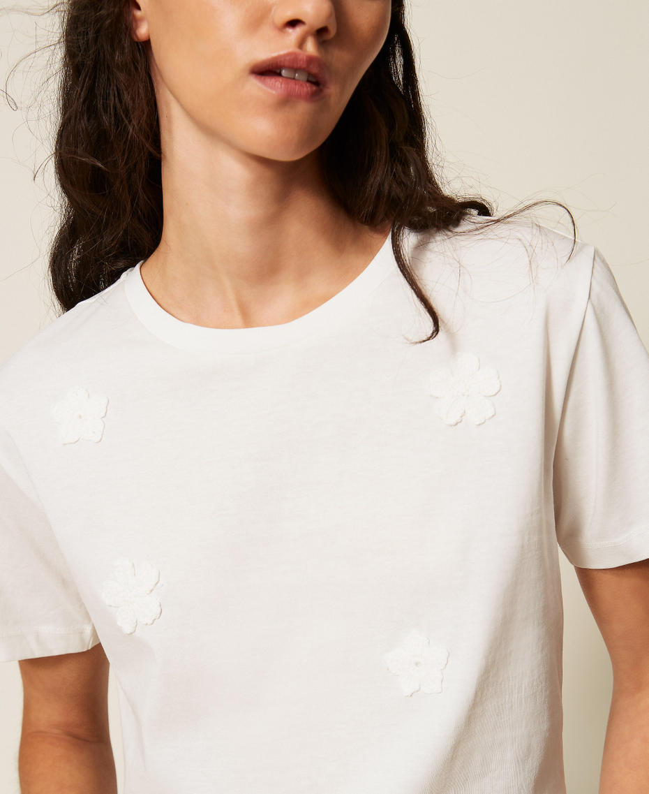 Figurbetontes T-Shirt mit H&auml;kelblumen Mattwei&szlig; Frau 261LB2AHH_00526_PD