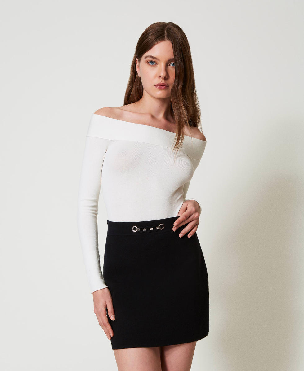 Nahtlos gearbeiteter Off-Shoulder-Strickbody Wei&szlig; Schnee Frau 232TN311J_00282_01