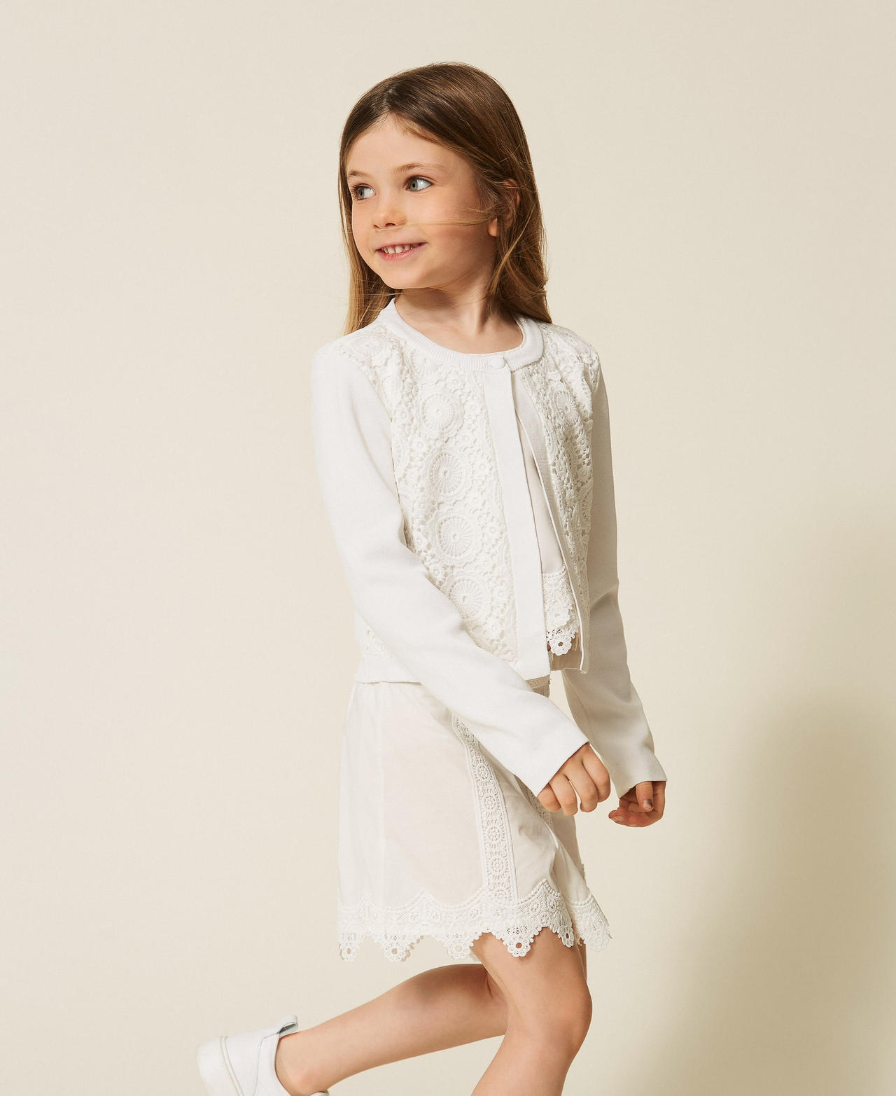 Baby-Strickjacke mit Spitzeneins&auml;tzen Mattwei&szlig; M&auml;dchen 261GB3051_00526_02