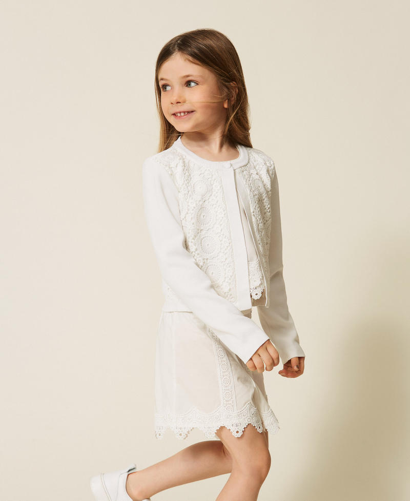 Baby-Strickjacke mit Spitzeneins&auml;tzen Mattwei&szlig; M&auml;dchen 261GB3051_00526_02