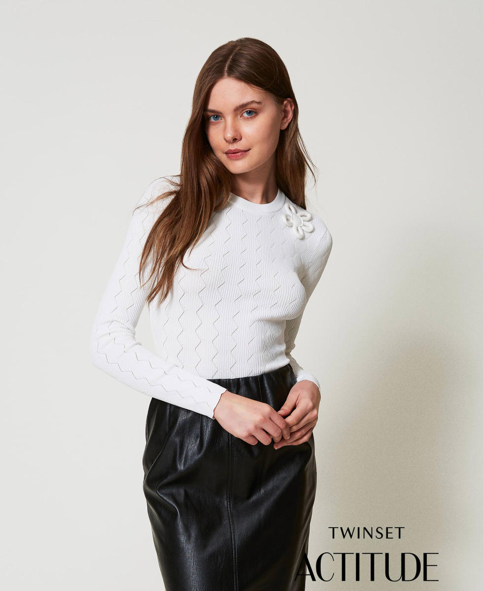 Figurbetonter Pullover mit Blume