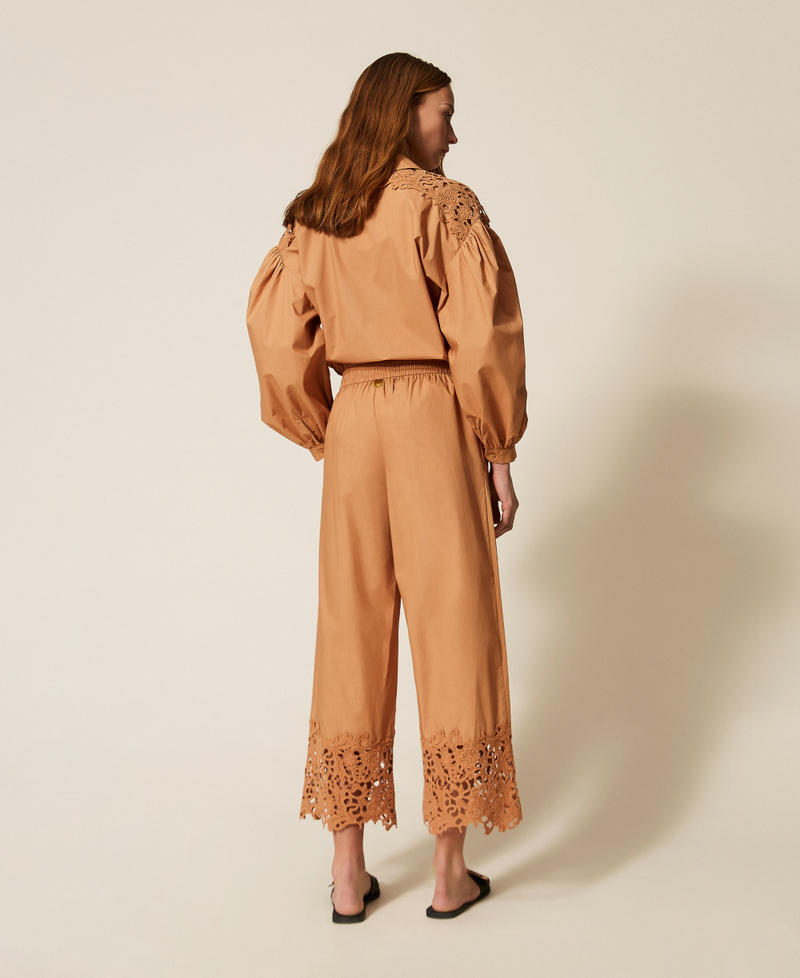 Weite Hose aus Popeline mit Makramee &bdquo;Hazelnut&ldquo;-Braun Frau 261LB2ADD_10282_03