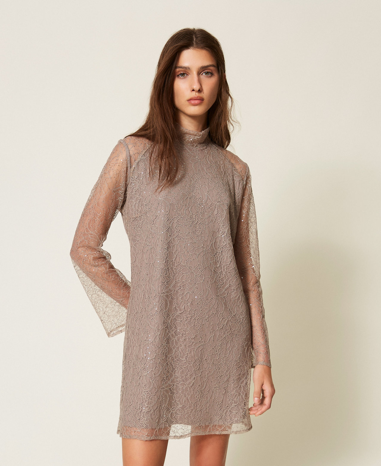 Robe courte en dentelle avec sequins