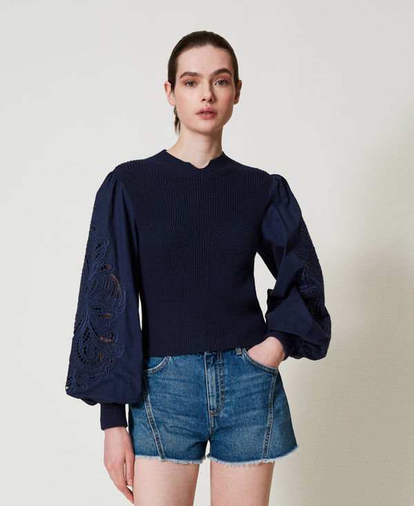 Pull col montant avec manches brodées