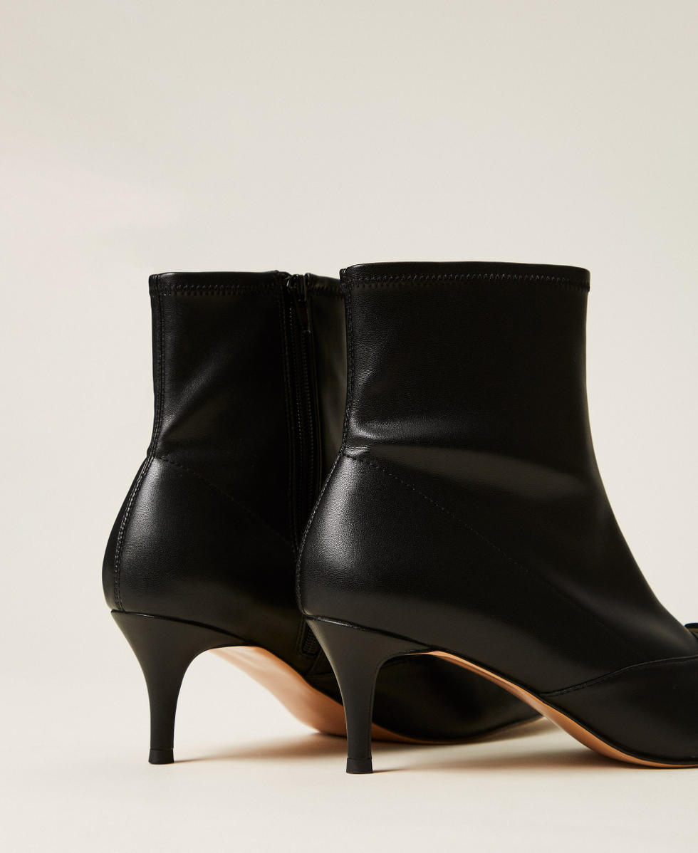 Boots with Oval T Black Woman 252TCP034_00006_03