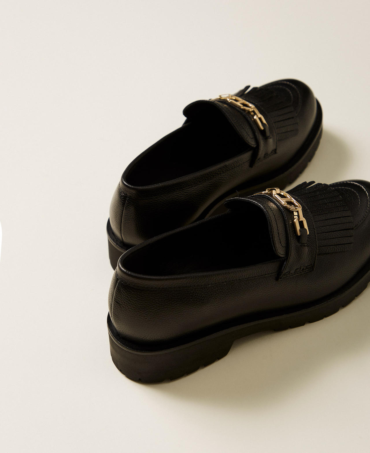 Loafers with fringes and Oval T Black Woman 252TCP152_00006_03