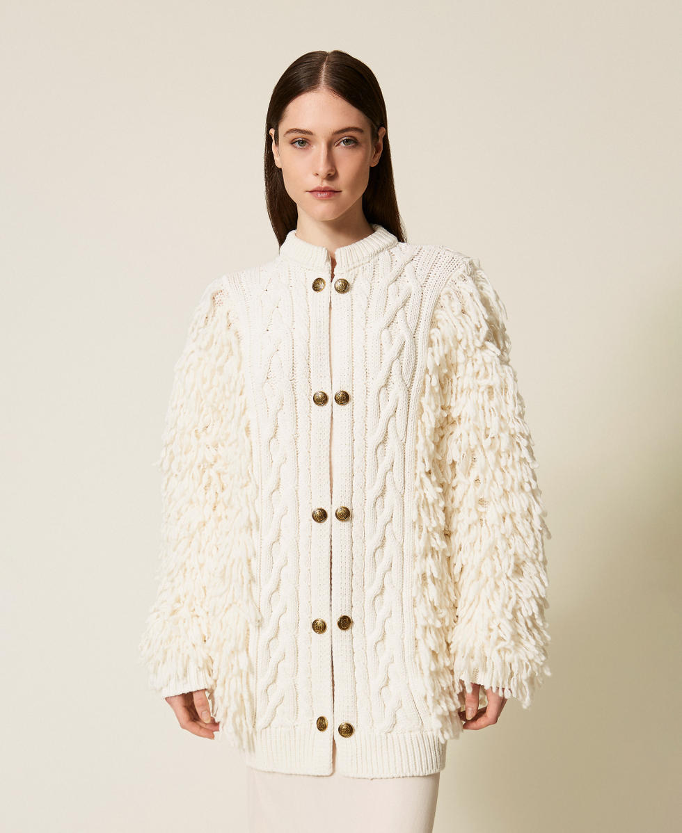 Cardigan en laine m&eacute;lang&eacute;e avec torsades