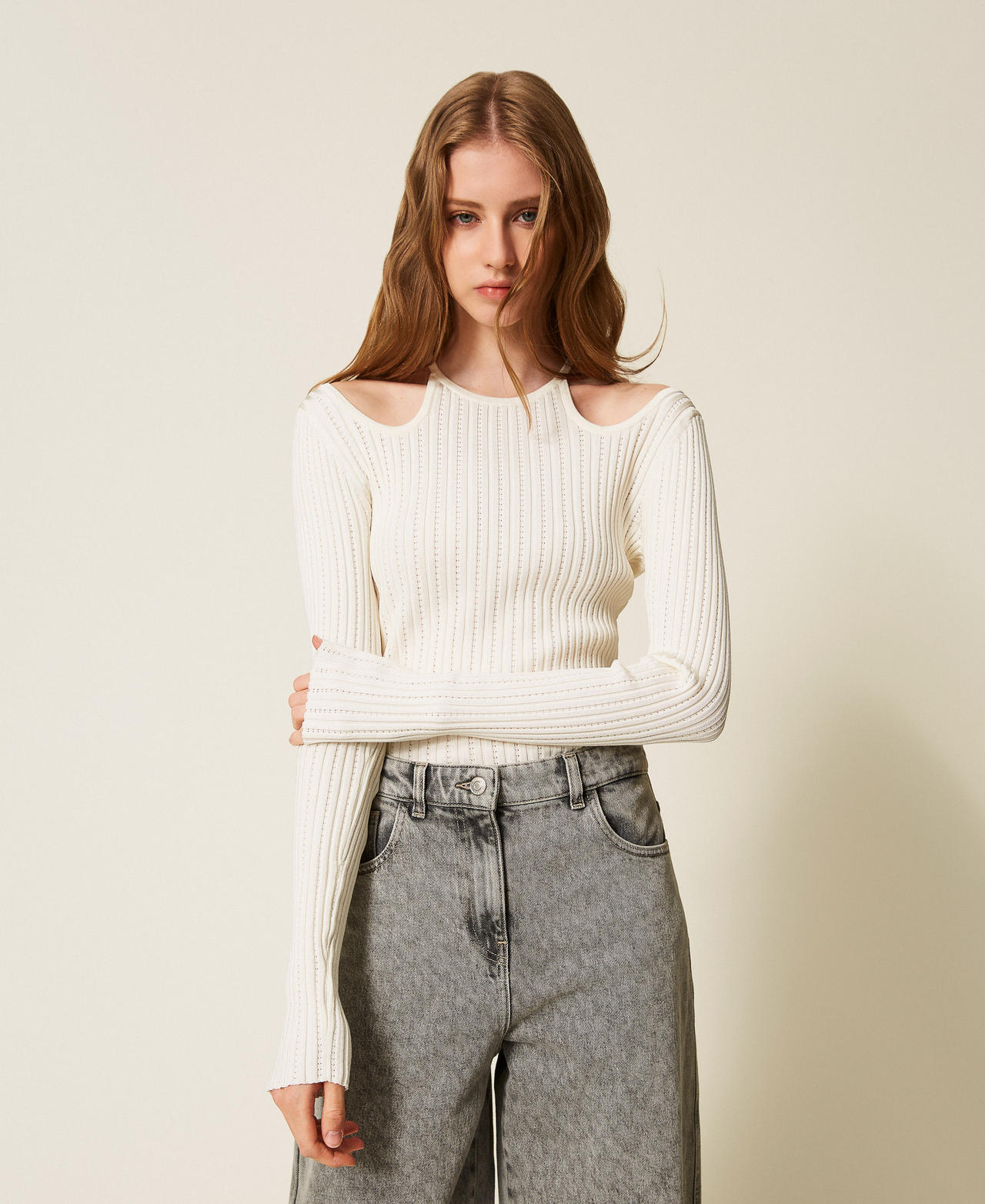 Jersey de tejido reciclado con troquelado White Nieve Mujer 252AP3143_00282_01