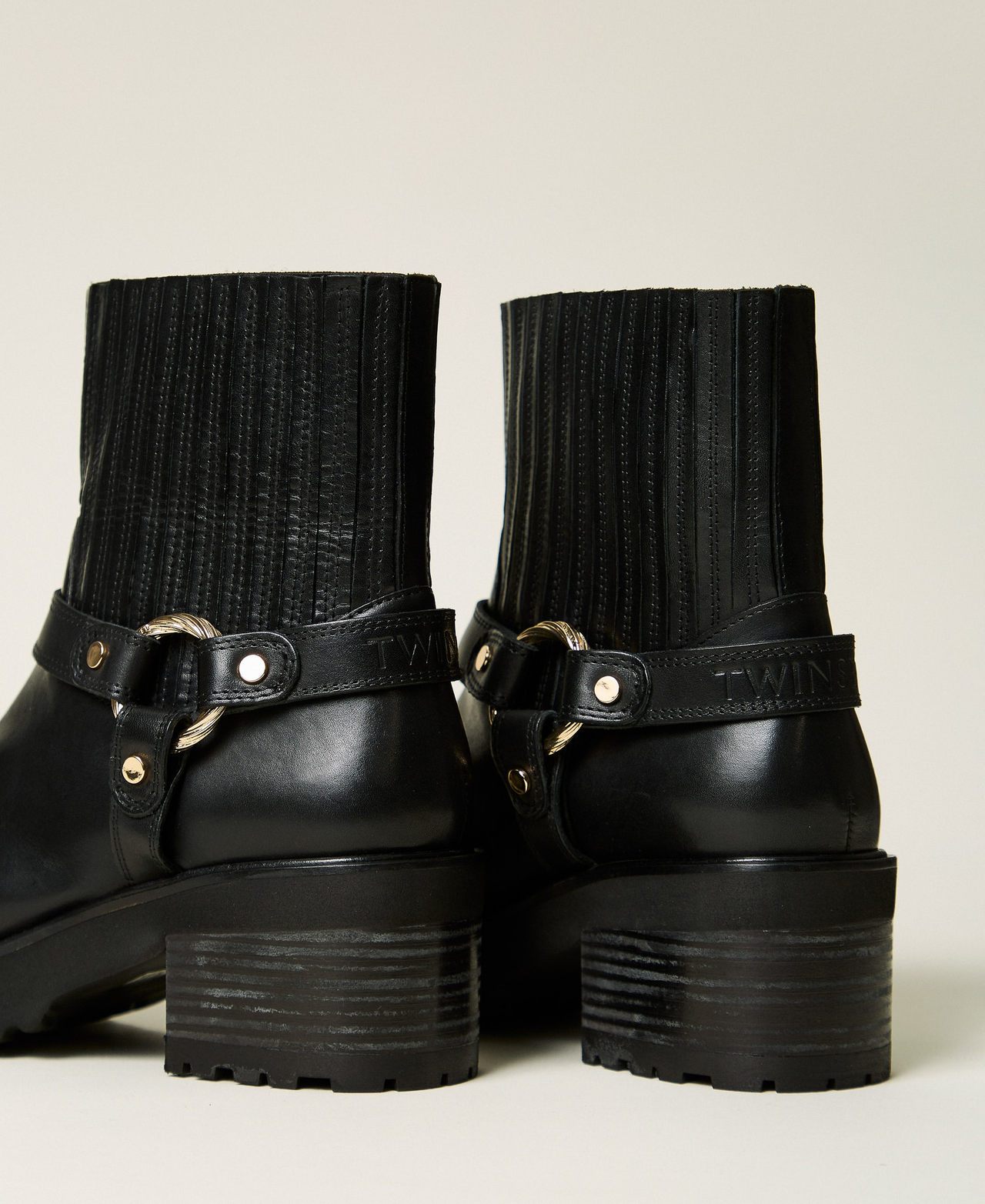 Bottines motardes en cuir avec anneau Noir Femme 262TCP062_00006_03