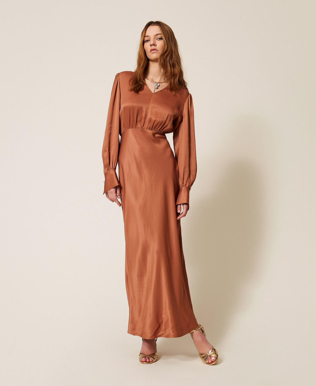 Robe longue en satin