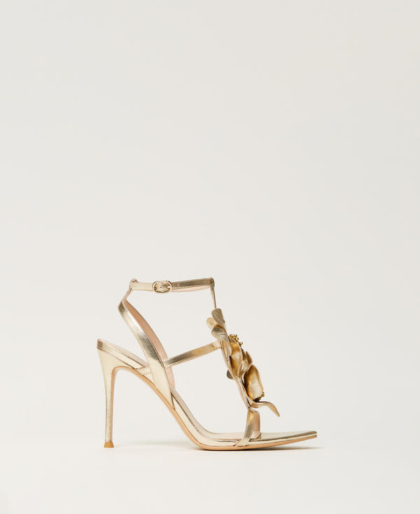High-heeled sandals with flowers