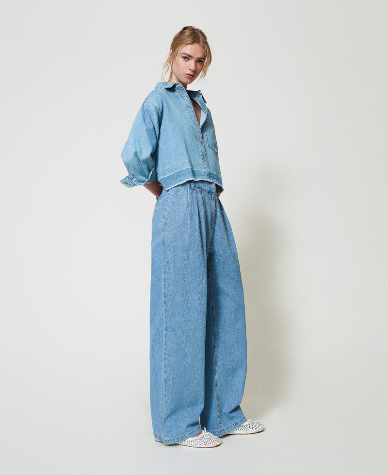 Wide-Leg-Jeans mit ganzflächigem Strass Denim hell Frau 251AP2341_03498_01