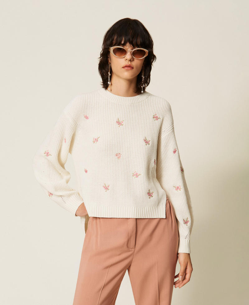 Pullover im Rippenmuster aus Wollmischung mit floralem Stickmotiv Perlmutt Frau 262TP3410_00059_02
