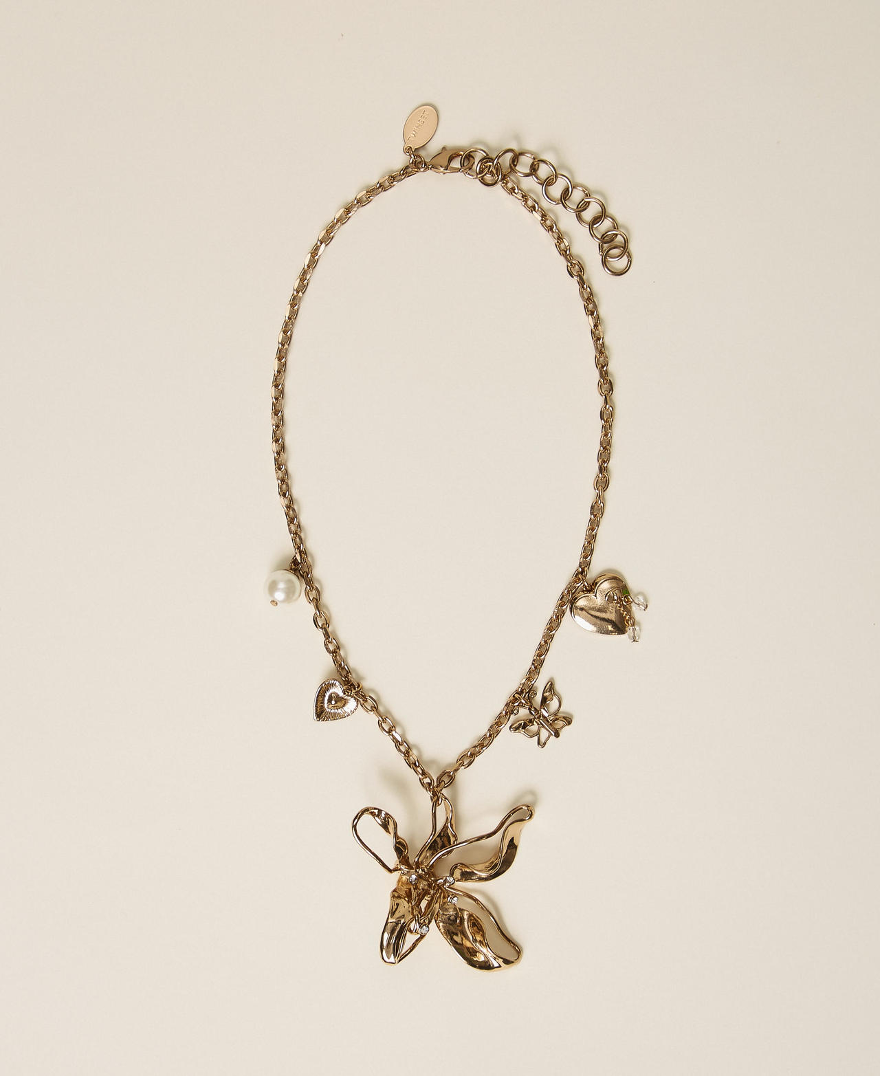 Collier avec grande fleur et pendentifs