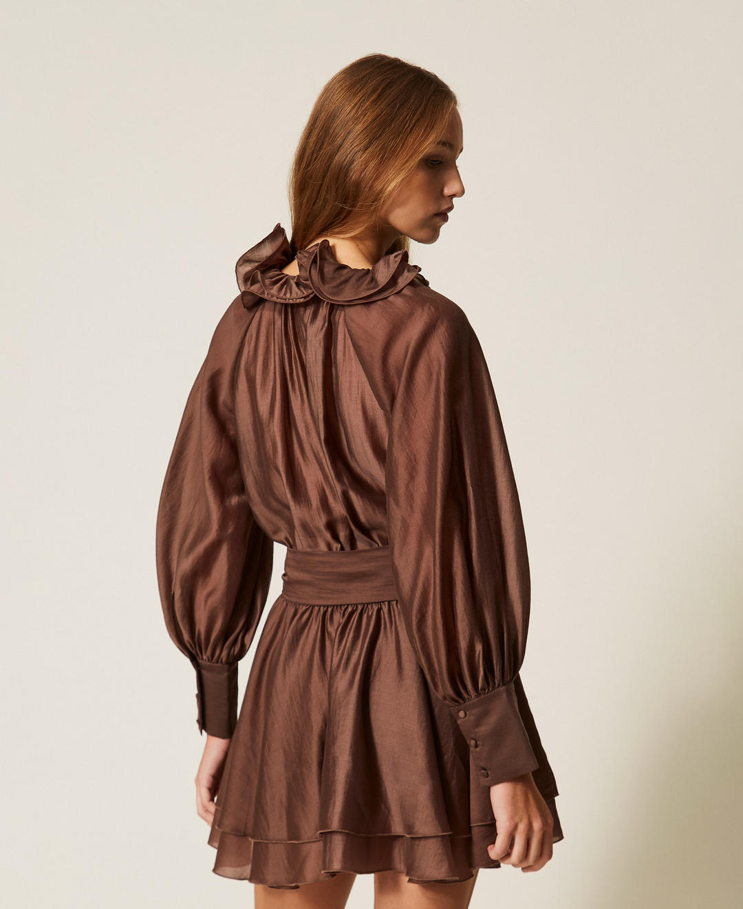 Robe courte en voile avec volant