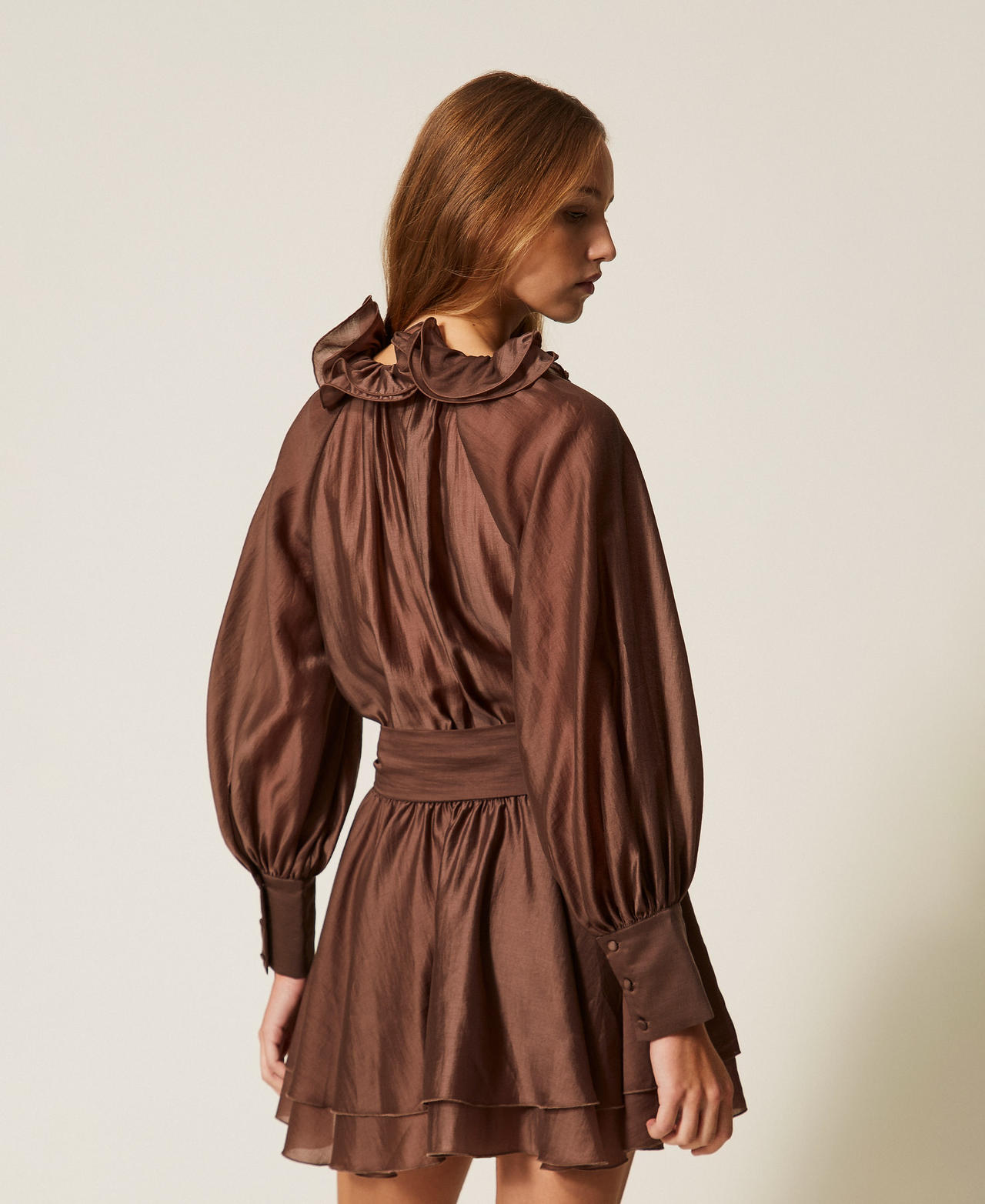 Robe courte en voile avec volant