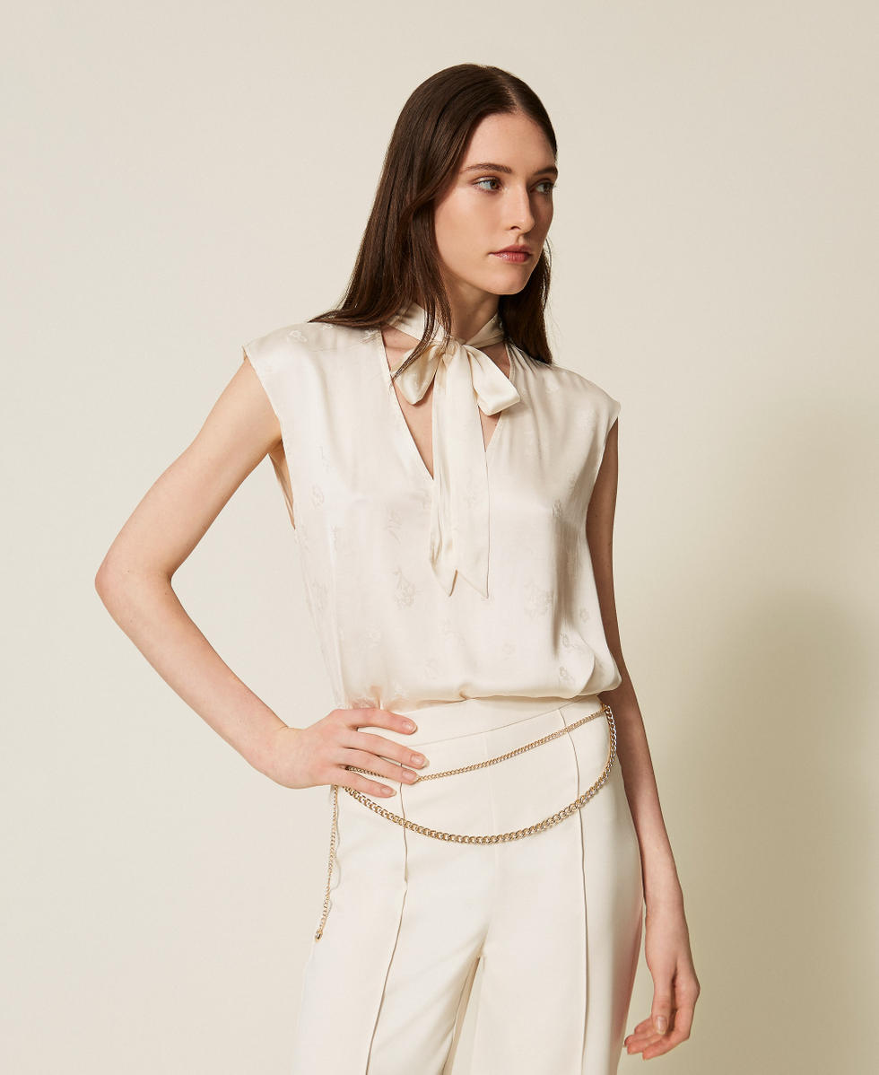 Top de raso de jacquard con lazo