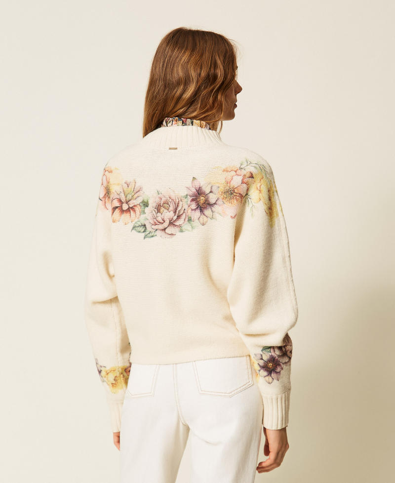 Pullover aus Wollmischung mit Print Flowers-Print / Perlmutt Frau 262TT3460_14177_03