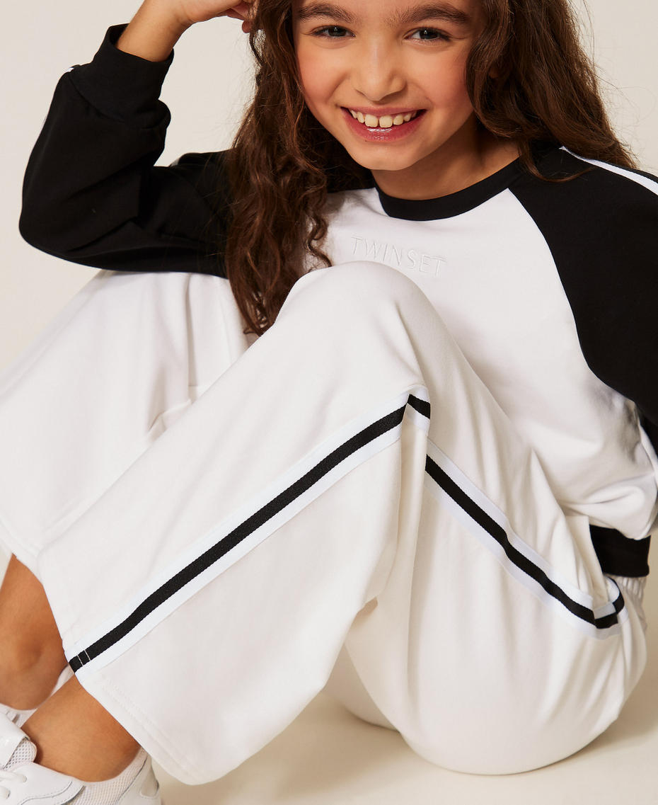 Weite Sweathose mit Streifen Mattwei&szlig; M&auml;dchen 261GJ2231_00526_04