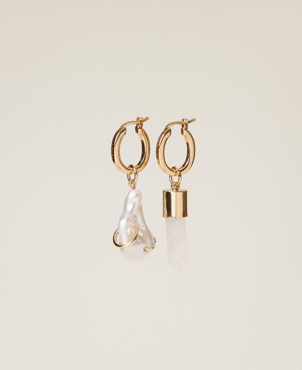 Asymmetric earrings with pendants
