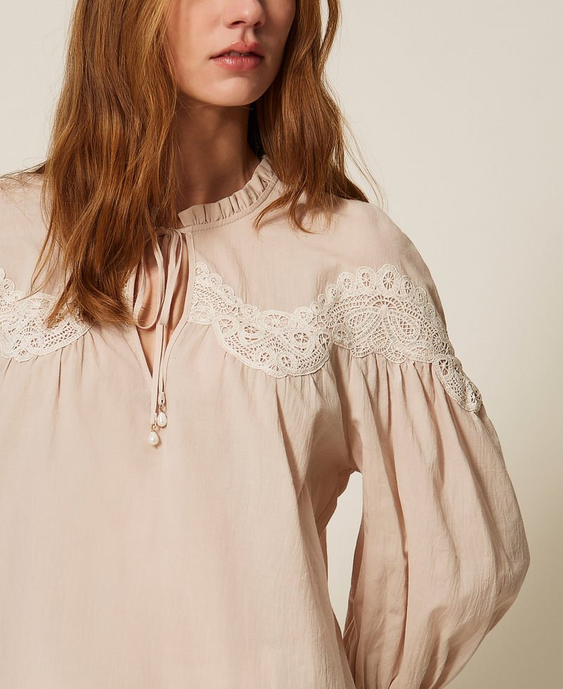 Blouse en mousseline avec macram&eacute; Bicolore Fog/Blanc &laquo;&nbsp;Vanille&nbsp;&raquo; Femme 261LM2DAA_13579_04