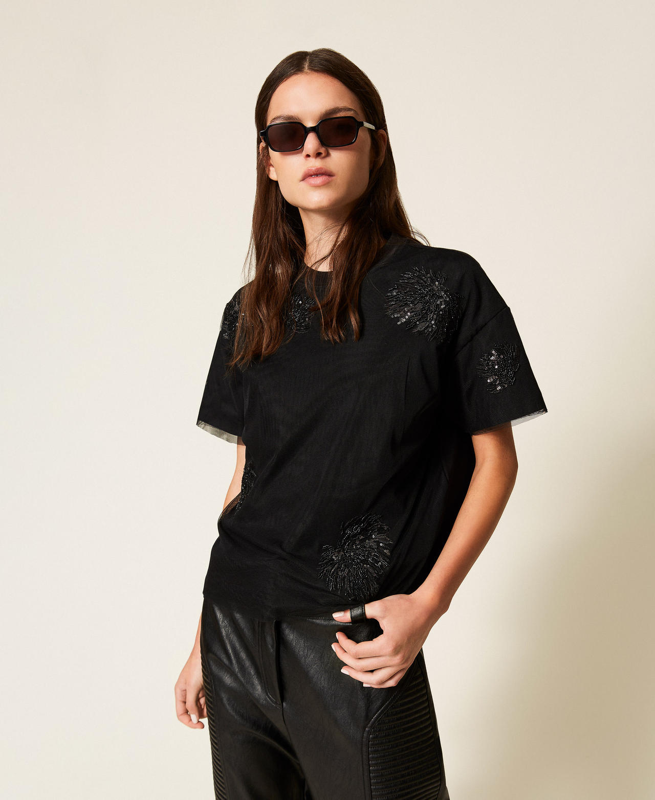 Классическая футболка с тюлем и вышивкой Черный женщина 252AT2150_00006_01