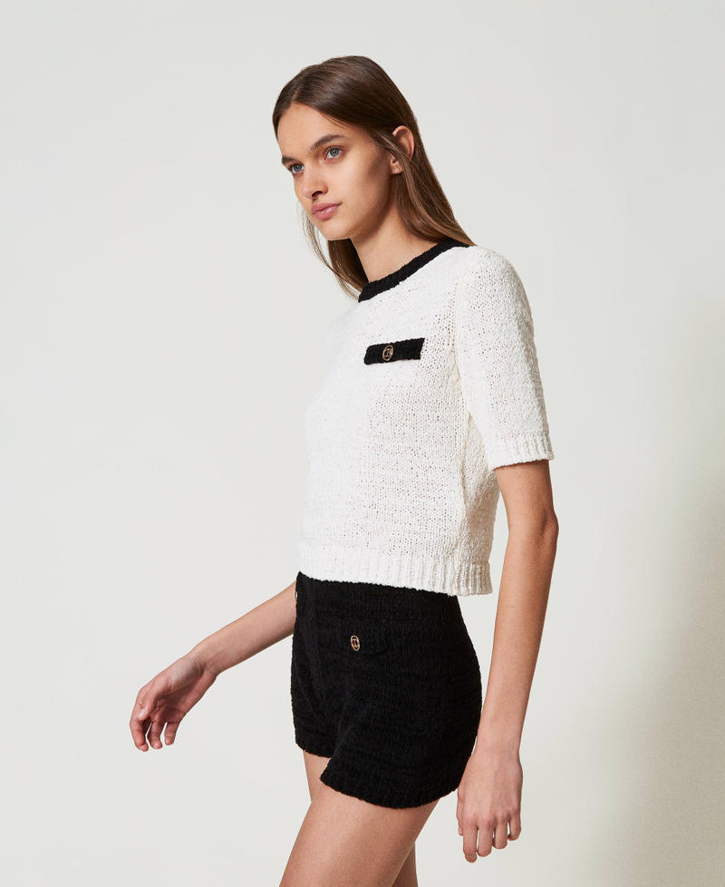Cropped-Pullover mit „Oval T“-Knopf Zweifarbig Schneeweiß / Schwarz Frau 251TP3440_03711_02