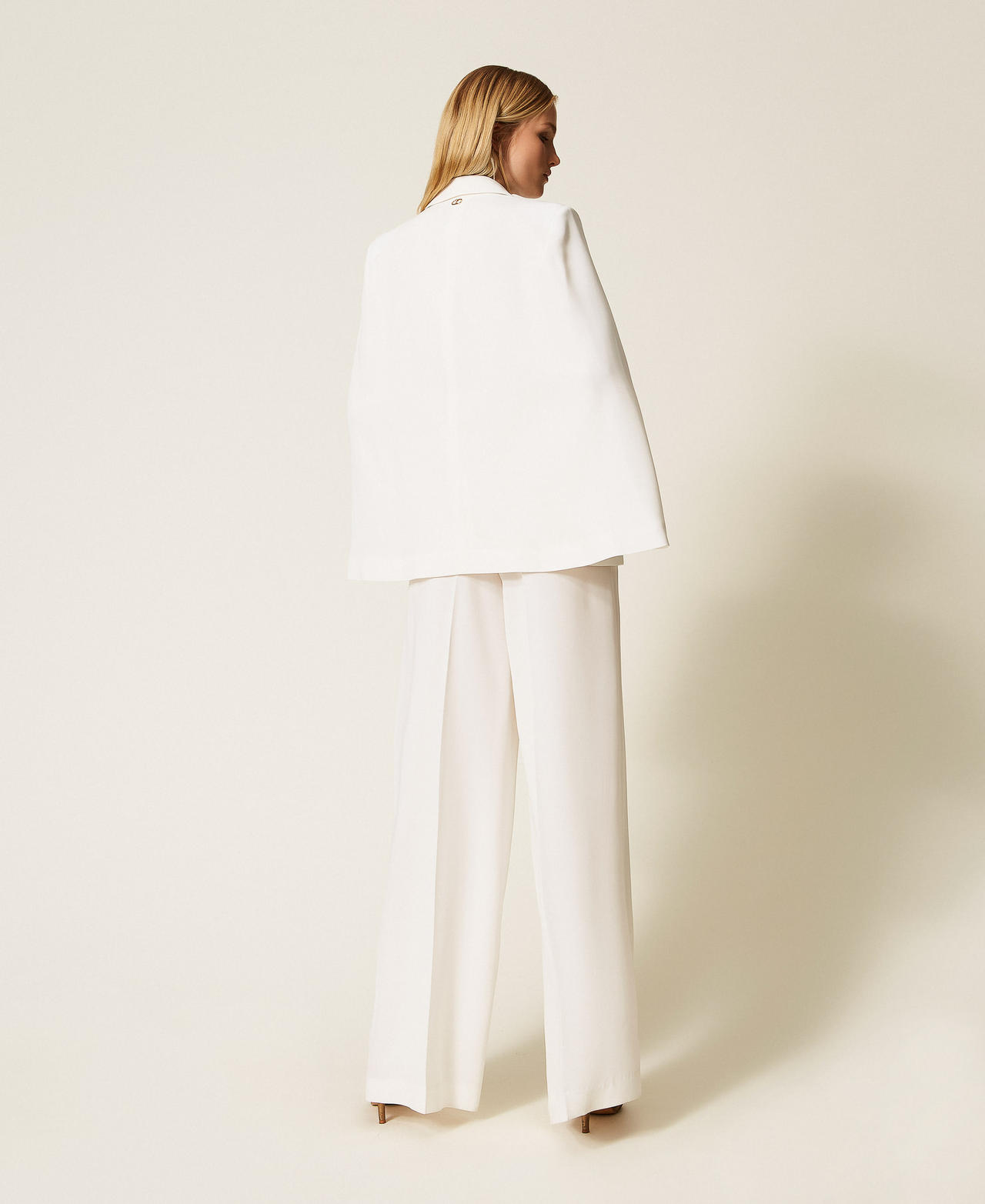 Capejacke aus Crêpe Weiß Schnee Frau 252TT2400_00282_03