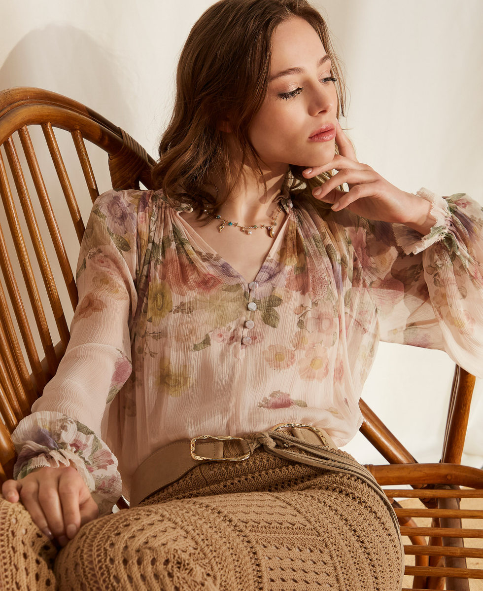 Floral cr&eacute;pon blouse
