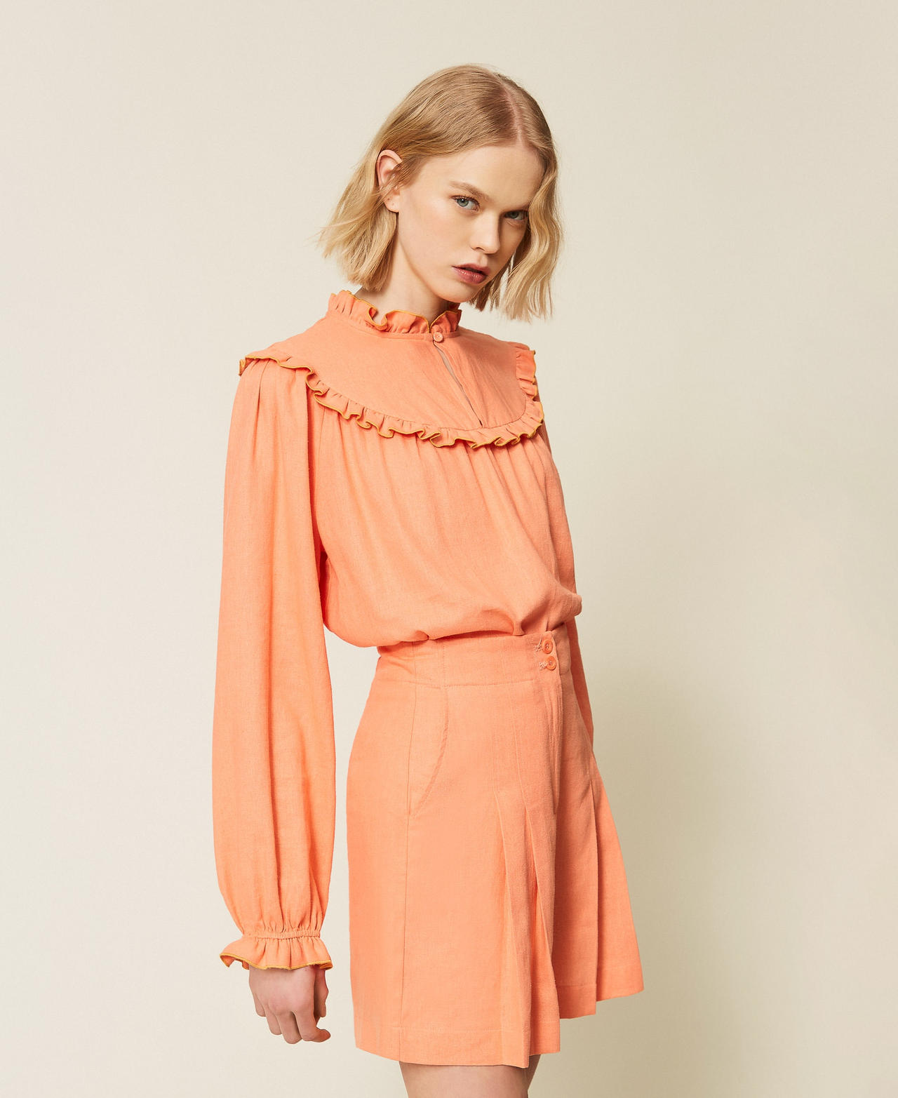 Linen blend shorts with pleats Peach Amber Woman 261TF2026_13417_02