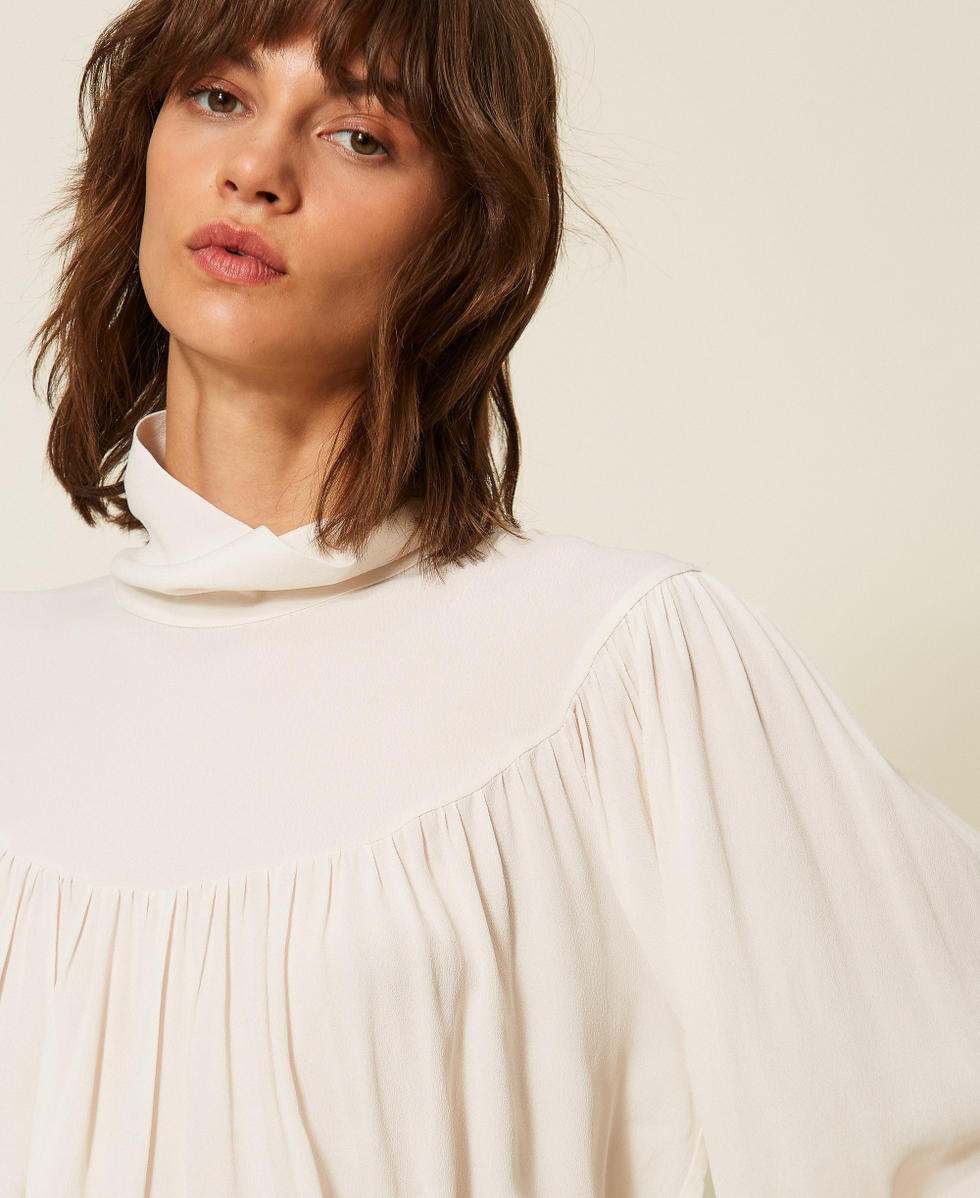 Blusa in cr&ecirc;pe de Chine con arricciatura