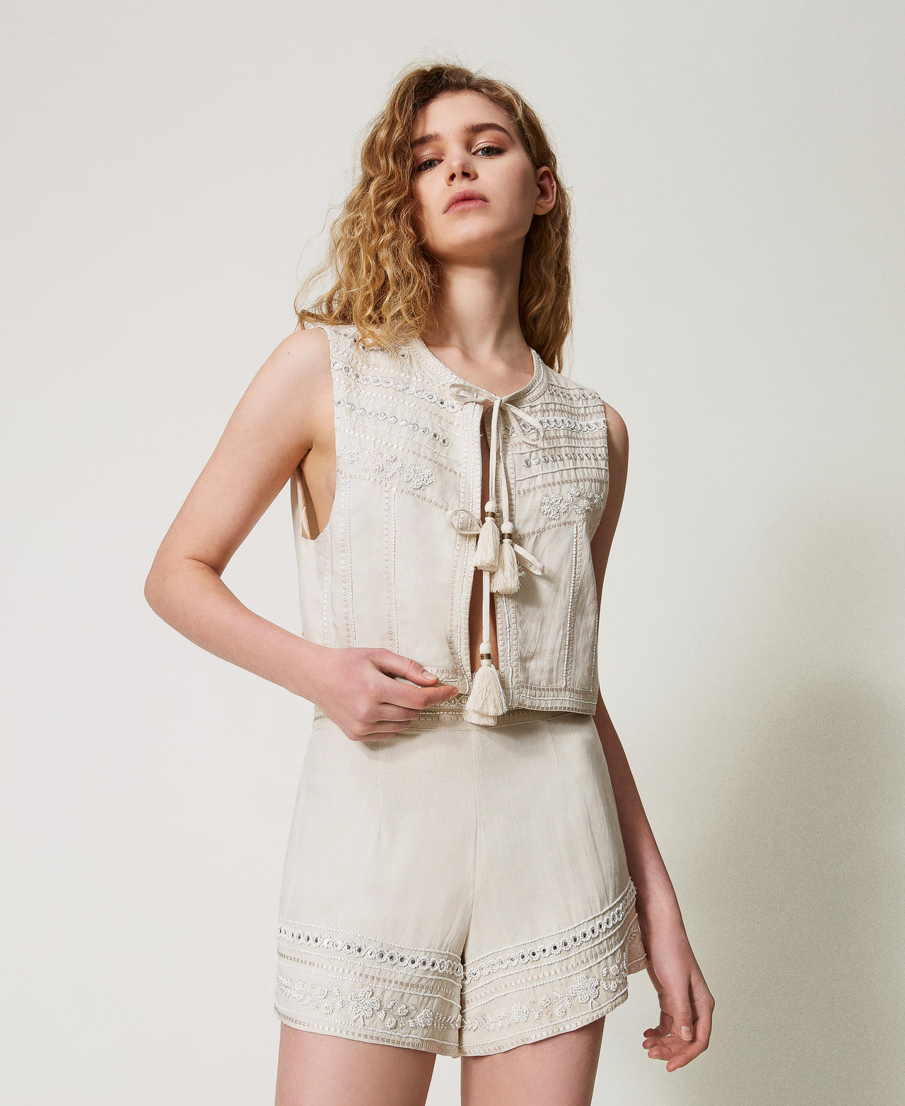 Linen-blend waistcoat with embroidery Almond Beige/Dark Almond Beige Embroidery Woman 251LM2FDD_12376_01