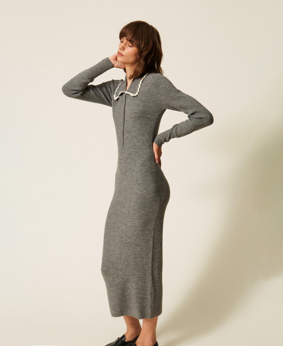Robe longue en maille avec col au crochet