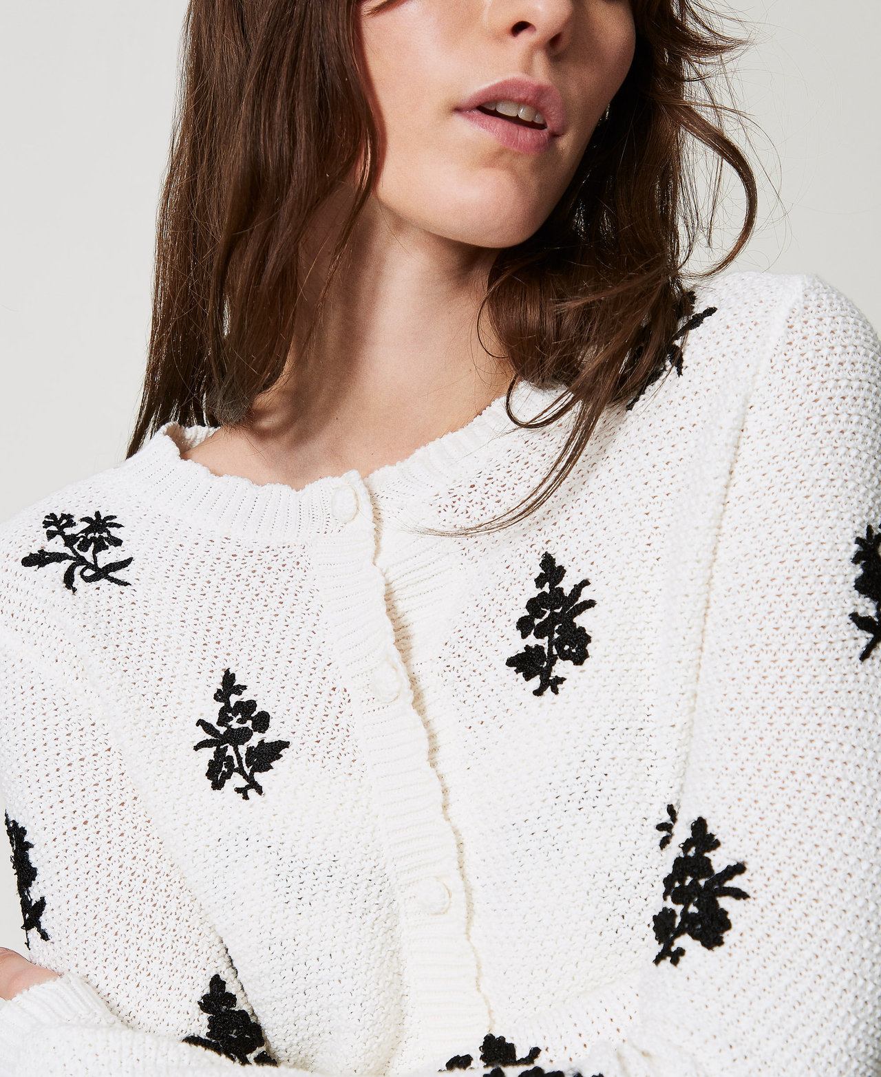 Cardigan con ricami a fiori Bianco "Neve" Ricamo Nero Donna 251TT3250_12452_PD
