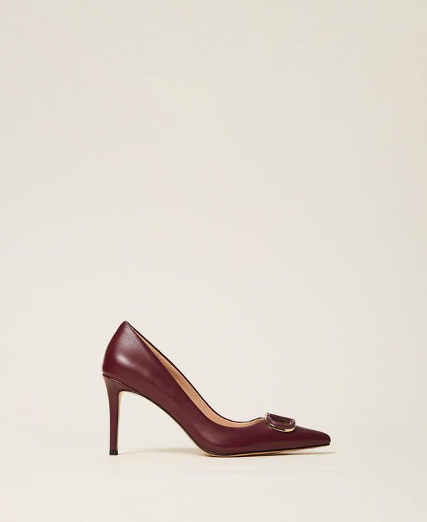 Leather court shoes with Oval T