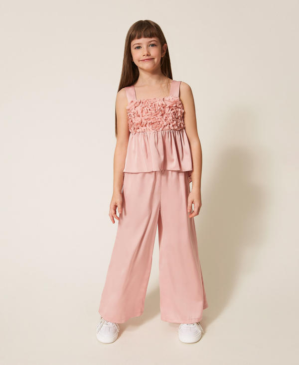 Top con rose e pantaloni in raso