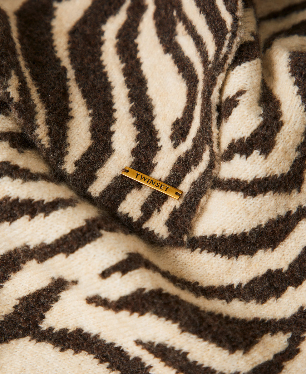 Animal print jacquard knit scarf Zebra Print Woman 252LI4BPP_12668_02