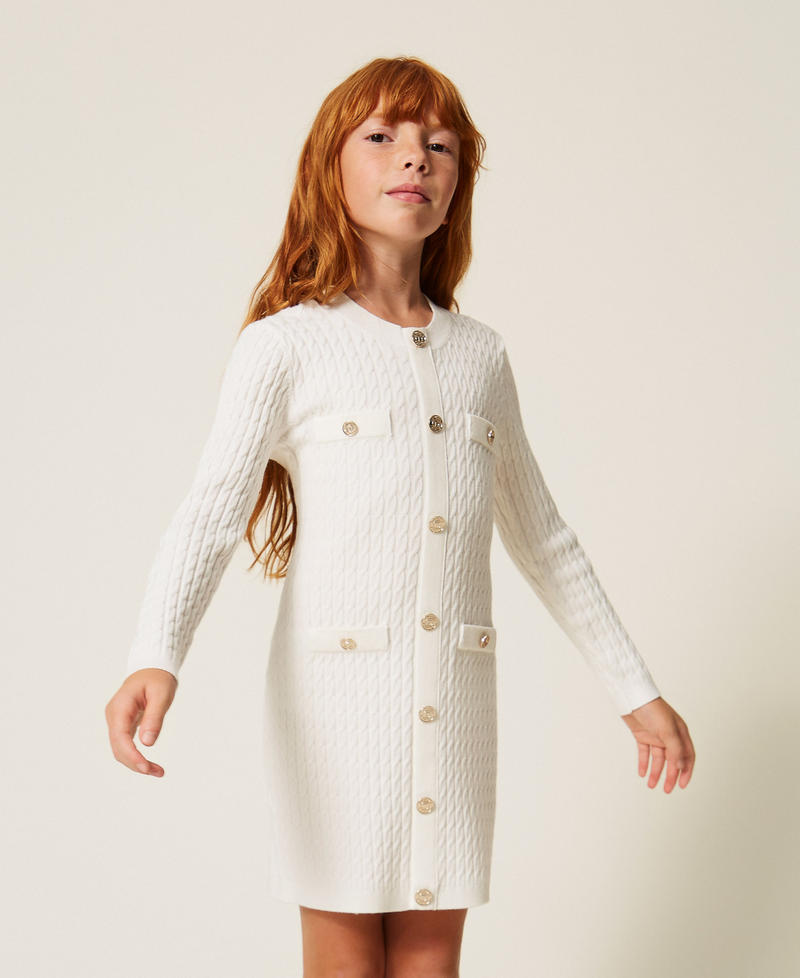 Kurzes Strickkleid mit Zopfmuster Wei&szlig; Schnee M&auml;dchen 262GJ3074_00282_01